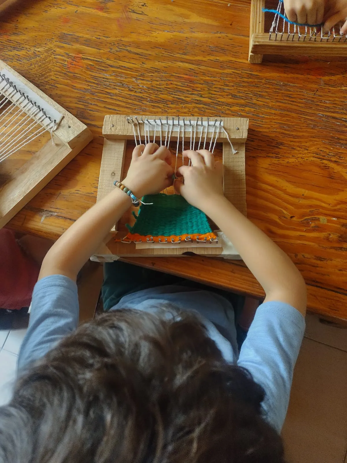 Niño haciendo actividad diaria en la escuela