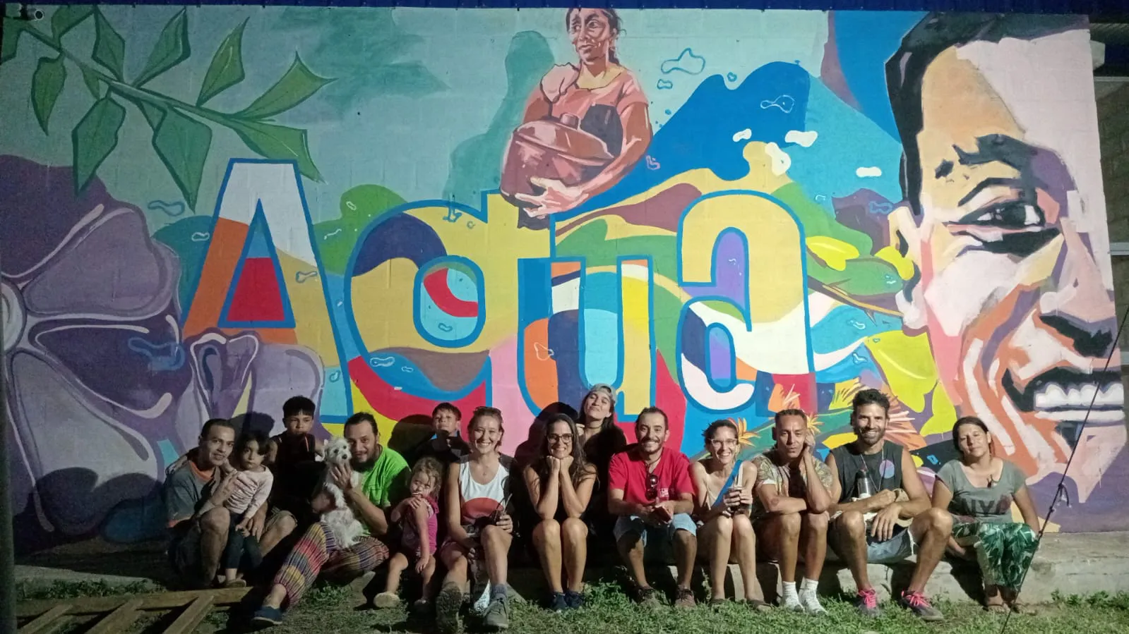 Comunidad de Encuentro Azul delante de un mural