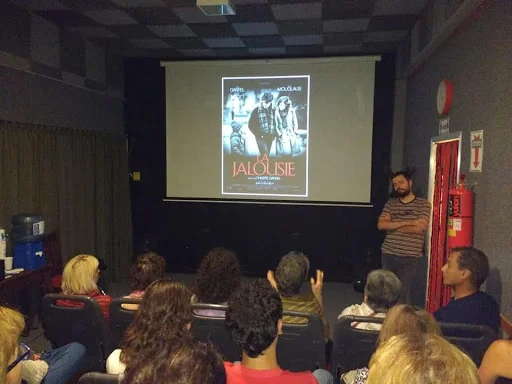 pantalla sala. A pocas cuadras del Museo del Che, el Cineclub Casero funciona como un espacio autogestivo que sostiene una programación alternativa. Su escala íntima y su cercanía con otros puntos culturales lo convierten en una opción concreta para jornadas bajo techo.