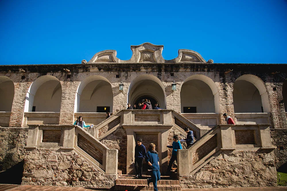 El recorrido comienza en el Museo Nacional Estancia Jesuítica y Casa del Virrey Liniers, un complejo del siglo XVII declarado Patrimonio de la Humanidad. Sus salas permiten sumergirse en la historia jesuítica y colonial, con entrada gratuita y visitas guiadas recomendadas en horarios específicos. Patio Galerías