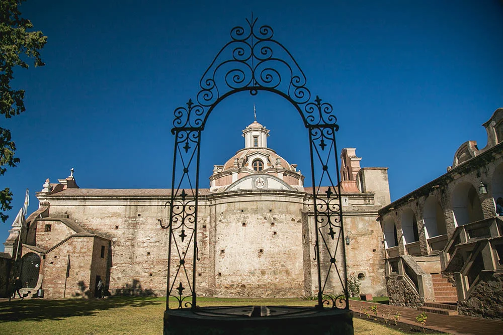 El recorrido comienza en el Museo Nacional Estancia Jesuítica y Casa del Virrey Liniers, un complejo del siglo XVII declarado Patrimonio de la Humanidad. Sus salas permiten sumergirse en la historia jesuítica y colonial, con entrada gratuita y visitas guiadas recomendadas en horarios específicos. Aljibe