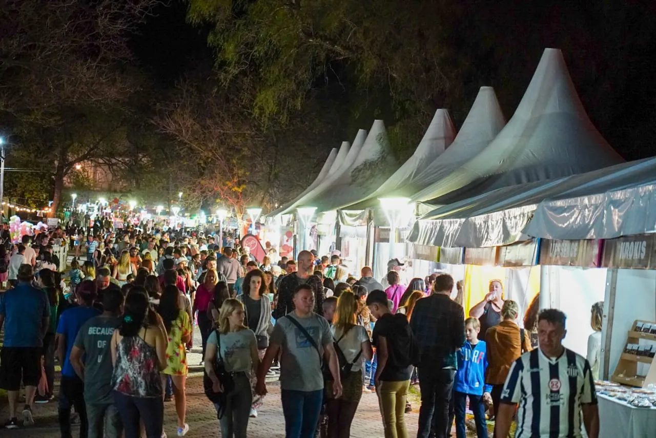 Feria-de-emprendedores Feria de emprendedores coordinado por la Feria del Desapego del Reloj Público. Catálogo artesanal: objetos de madera, cuero, plata, cerámica, vidrio, velas, diseño y decoración.