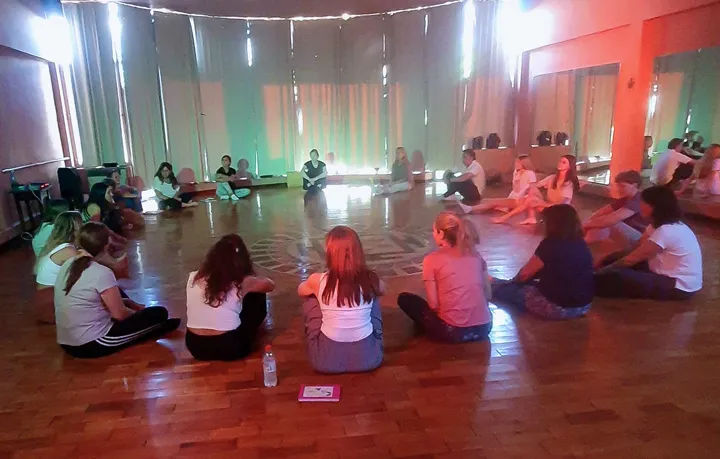 Ronda de mujeres sentadas. Taller anual Astrología Viva – Meditación en Movimiento. Para conectar el cielo con el cuerpo.