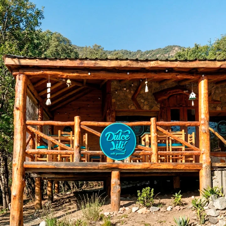La cabaña, construida en madera de pino ciprés trabajada artesanalmente, se integra con la vegetación del entorno y se convierte en un punto reconocible sobre la ruta.
