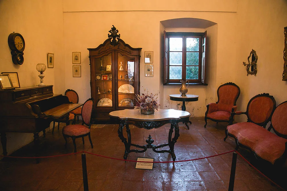 El recorrido comienza en el Museo Nacional Estancia Jesuítica y Casa del Virrey Liniers, un complejo del siglo XVII declarado Patrimonio de la Humanidad. Sus salas permiten sumergirse en la historia jesuítica y colonial, con entrada gratuita y visitas guiadas recomendadas en horarios específicos. Sala