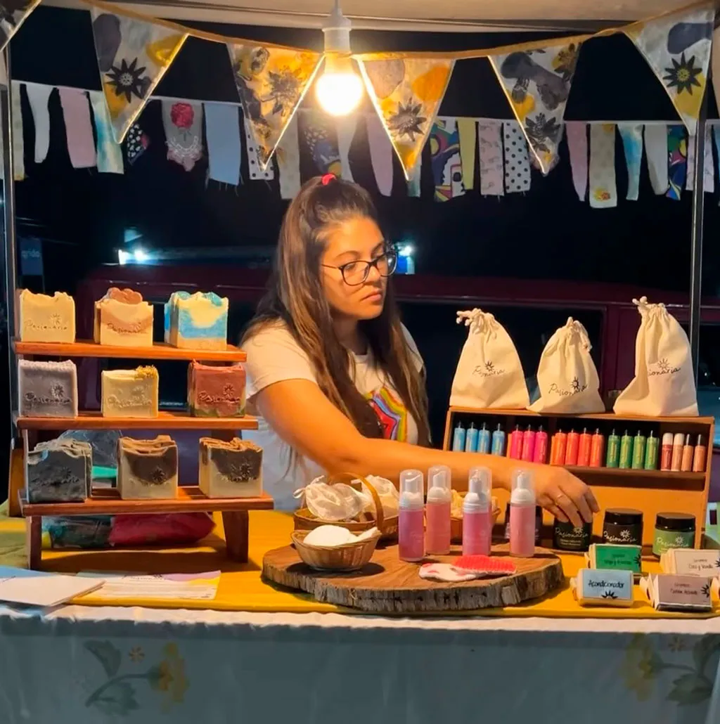 Jadiele acomodando sus basta variedad de productos en su puesto de feria