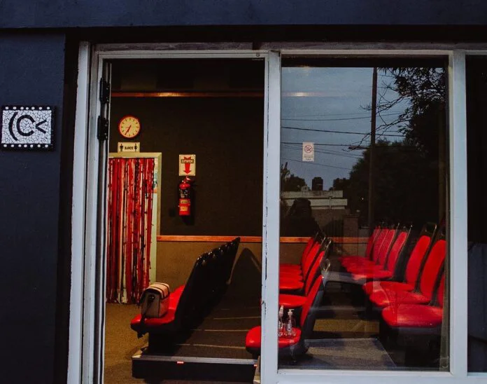 gradas. A pocas cuadras del Museo del Che, el Cineclub Casero funciona como un espacio autogestivo que sostiene una programación alternativa. Su escala íntima y su cercanía con otros puntos culturales lo convierten en una opción concreta para jornadas bajo techo.