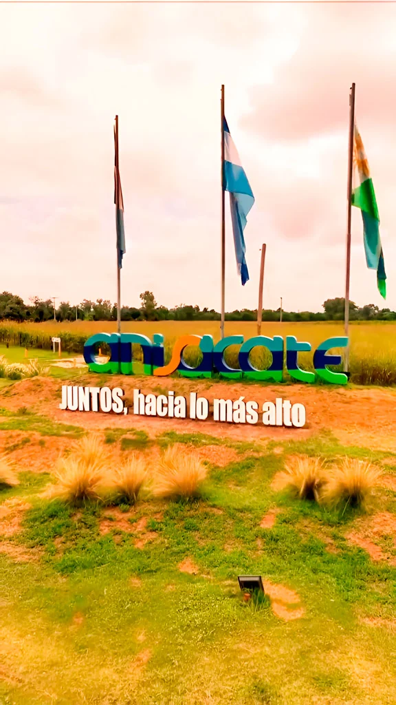 Ubicada en el Valle de Paravachasca, Anisacate ofrece un entorno que acompaña la experiencia del festival. A unos 40 minutos de Córdoba capital, la localidad combina espacios naturales y un entramado histórico que sigue presente en su paisaje.