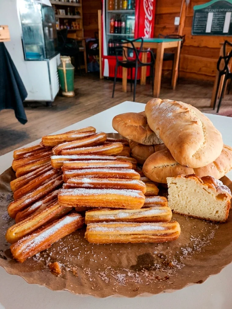 Pan cordero y churros que evocan la merienda serrana