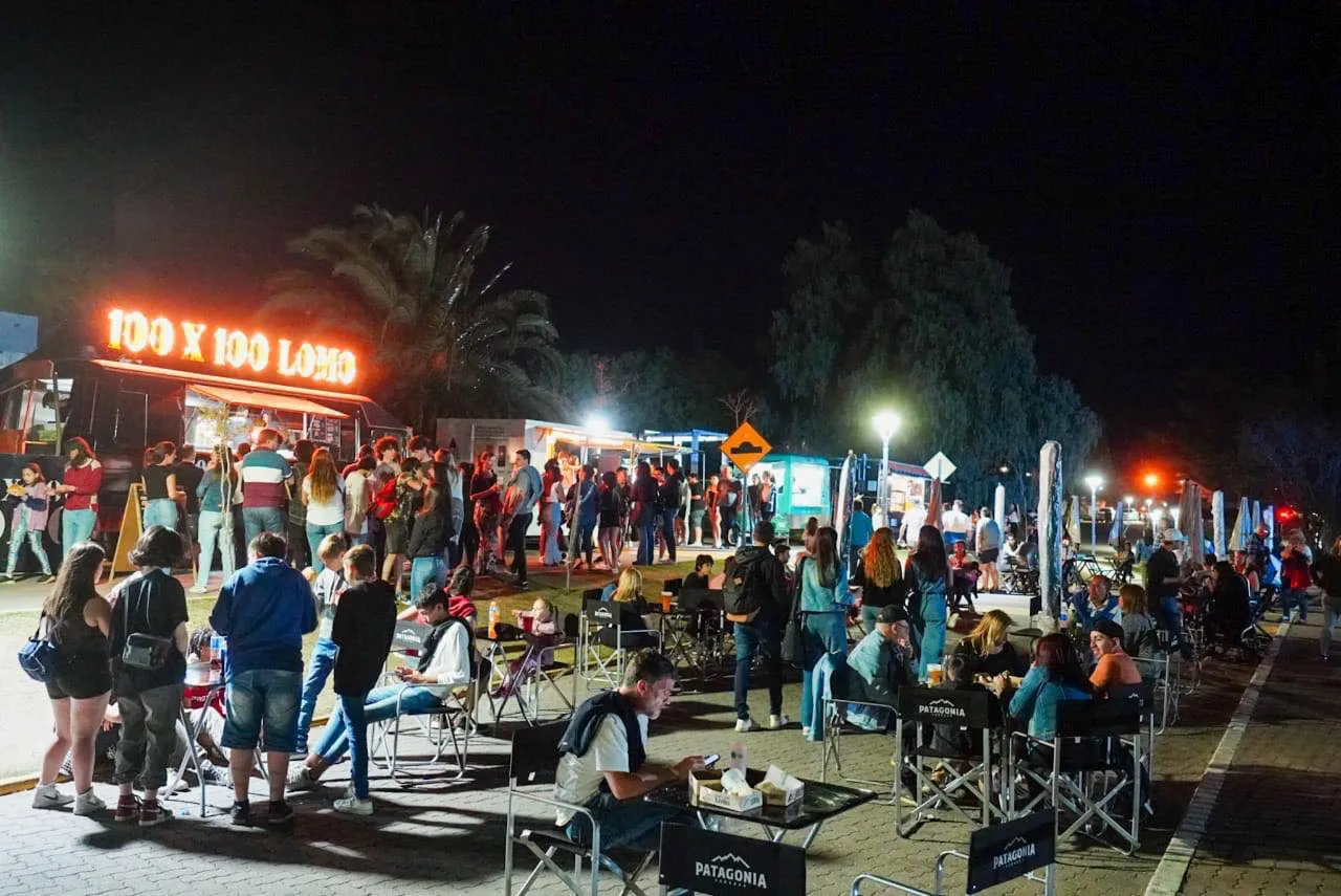 La esencia del encuentro: birra, gin y sabores que convocan Happy Birra es sinónimo de descubrimiento sensorial: food trucks, beer trucks