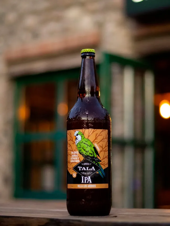 Cotorra - IPA SERRANA es nuestra la interpretación serrana del estilo IPA. Una cerveza con el carácter clásico que define al estilo, pero con una impronta local marcada por el territorio cordobés.