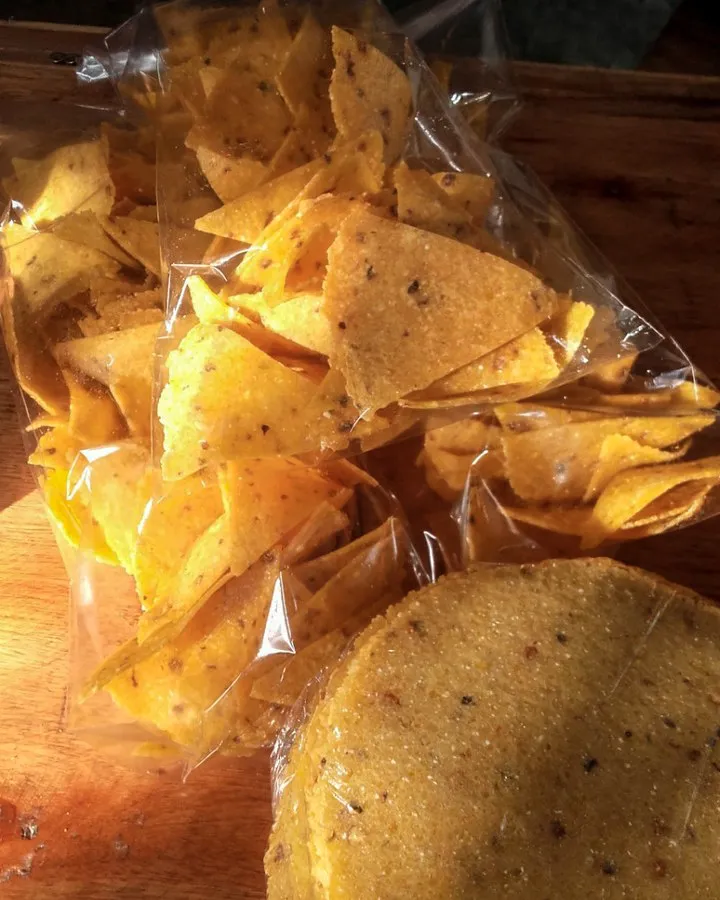 nachos-en-su-embalaje-y-tortillas-envasadas-en-primer-plano