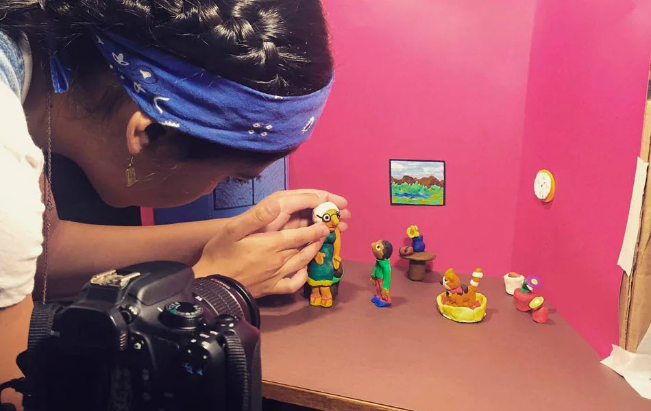 modelado de personaje de plastilina en una escena del cortometraje
