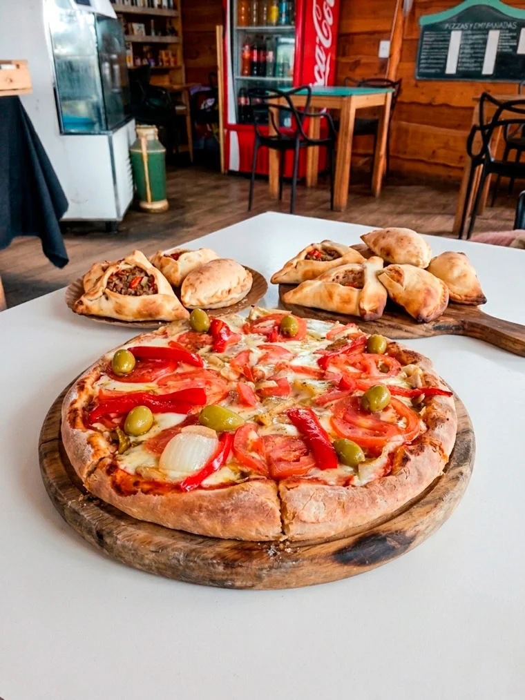 Pizzas de masa artesanal y Empanadas caseras