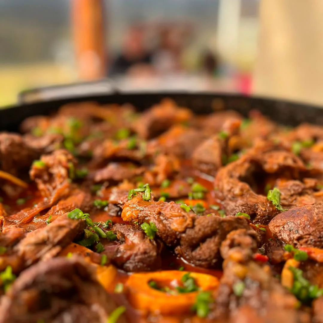 Más de 25 puestos gastronómicos. Carnes y platos tradicionales: osobuco braceado, locro criollo, bondiola de cerdo y vizcacha al disco 