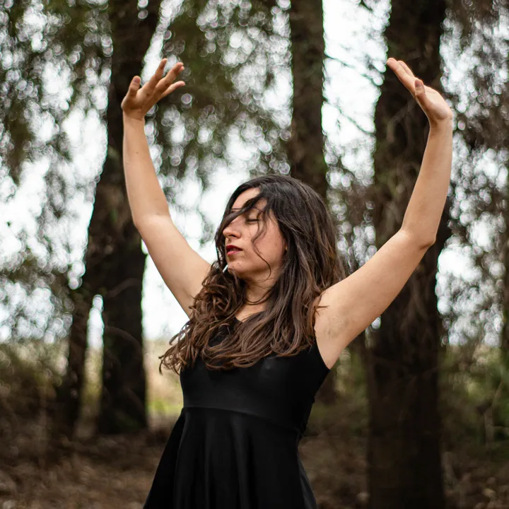 Coordinadora con los brazos abiertos. Taller anual Astrología Viva – Meditación en Movimiento. Para conectar el cielo con el cuerpo.