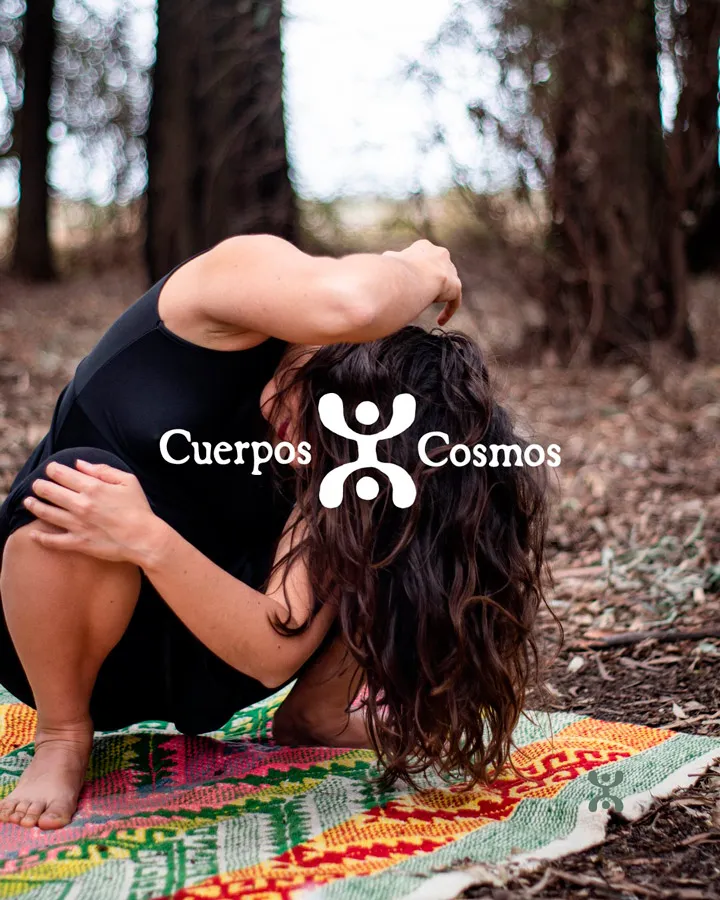 Coordinadora agachada con logo de Cuerpos y Cosmos Escuela. Taller anual Astrología Viva – Meditación en Movimiento. Para conectar el cielo con el cuerpo.