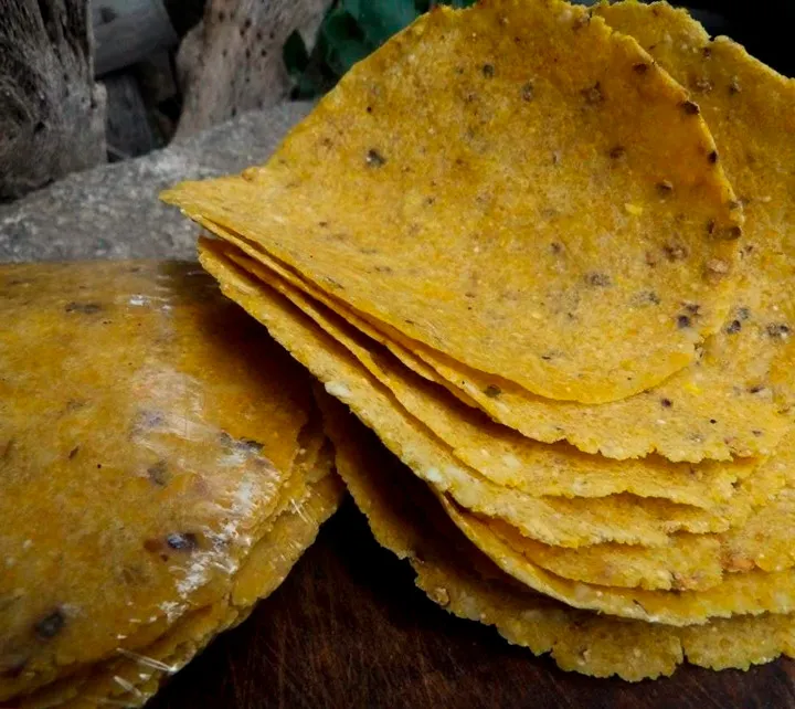 pila-de-tortillas-en-primerisimo-plano,-algunas-ya-envasadas