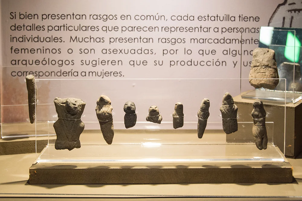 Museo Arqueológico Municipal (MAM), dedicado a los pueblos originarios. Vitrina con figuras antropomórficas