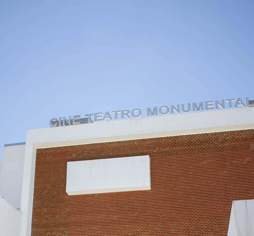 El Cine Teatro Monumental Sierras se posiciona como uno de los espacios centrales de la vida cultural local. Inaugurado en 1954, cuenta con capacidad para 1300 personas y es la sala más grande de la provincia