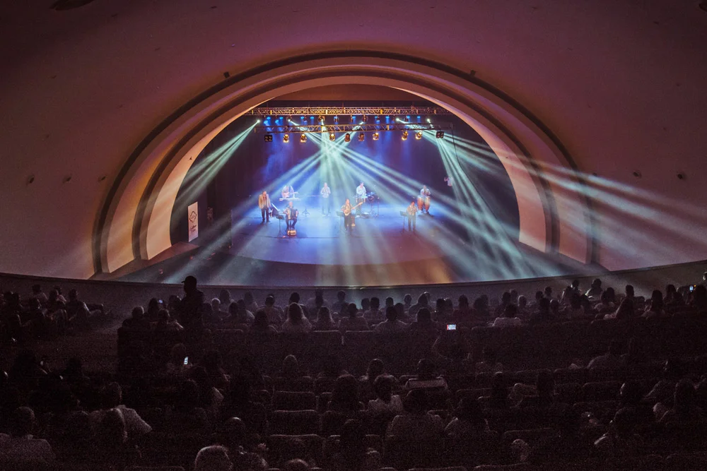 escenario. El Cine Teatro Monumental Sierras se posiciona como uno de los espacios centrales de la vida cultural local. Inaugurado en 1954, cuenta con capacidad para 1300 personas y es la sala más grande de la provincia